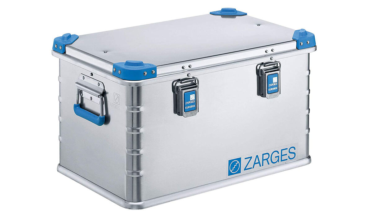 Diese 60 Liter Universalbox von Zarges ist für viele Anwendungen hilfreich und passt sogar für die Größen von Europaletten – erhältlich hier bei Amazon.